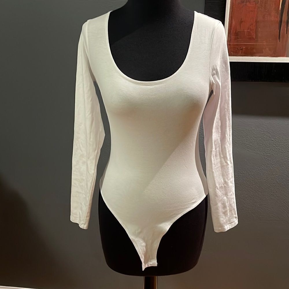 Mangopop white scoop neck long sleeve stretch bodysuit. Small.